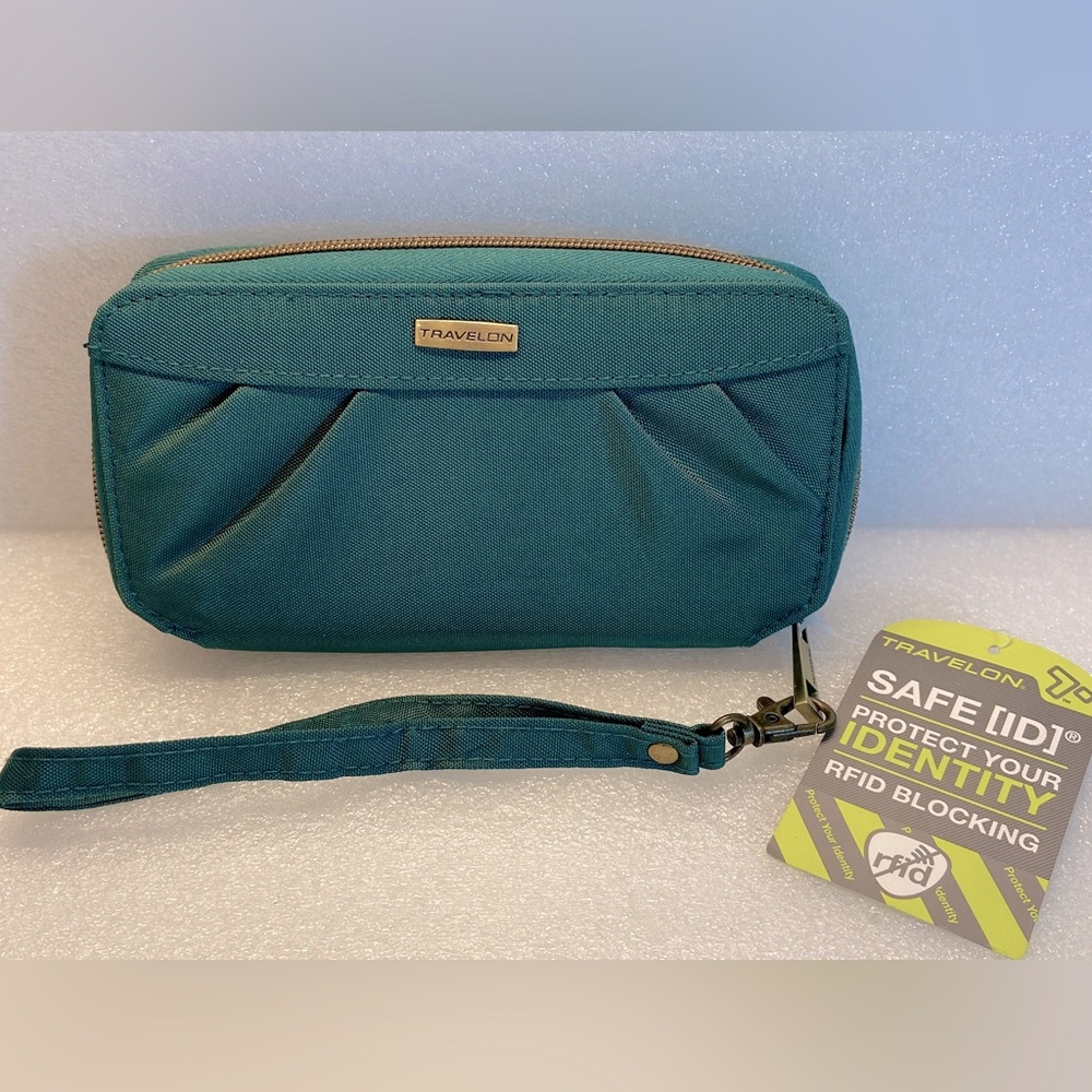 BNWT 🍀🍀TRAVELON Green Wristlet/Clutch with RFID BLOCKING!